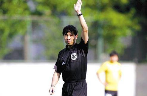 xingkong.com：
陆俊本应成为中国足坛最佳裁判 却受贿沦为黑哨 他现在怎样了？(图2)