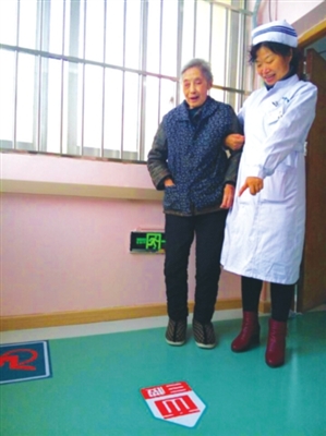 ‘星空官网登录’货车侧翻撞上护栏 贵州桐梓消防火速处置(图3) xingkong体育官网登录